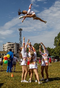 Jakie są najważniejsze techniki cheerleadingowe i jak je wykonywać?